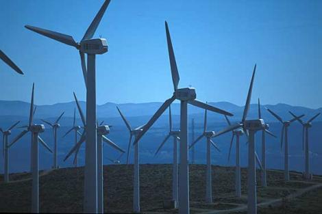 La Junta concede la AAU a 13 proyectos relacionados con parques eólicos y plantas solares