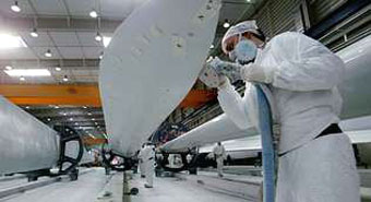 Sindicatos piden a Iberdrola que se ‘moje’ para evitar despidos en Gamesa