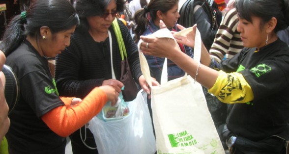 Distribuirán bolsas ecológicas a clientes de tiendas de barrio