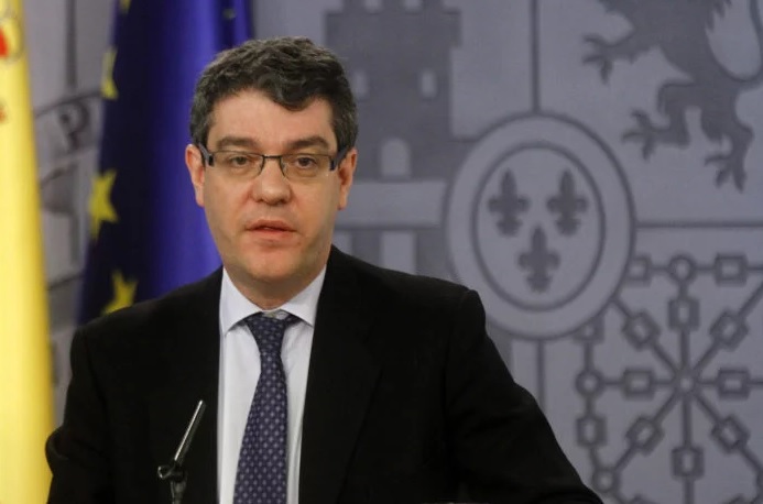 Álvaro Nadal sigue ‘enredando’ a cuenta de las energías renovables