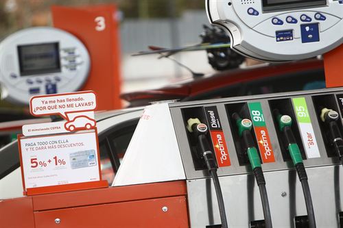 Promueven un impuesto de 7 céntimos en los carburantes para financiar las energías renovables