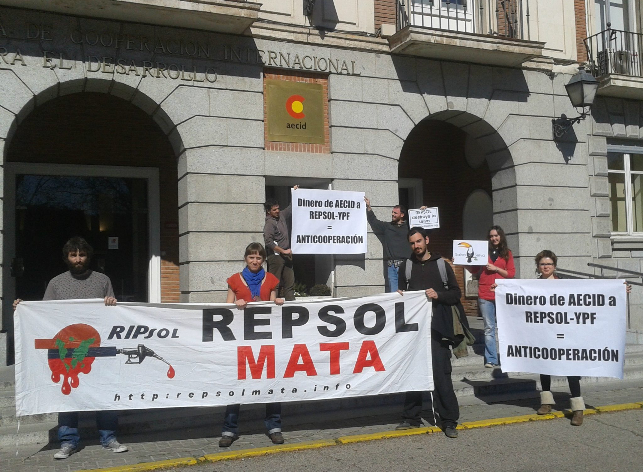 Entregadas en Madrid firmas de protesta contra actividad de REPSOL en Ecuador