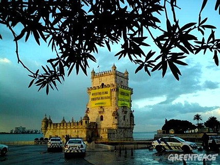 Acción de Greenpeace en la torre de Belém