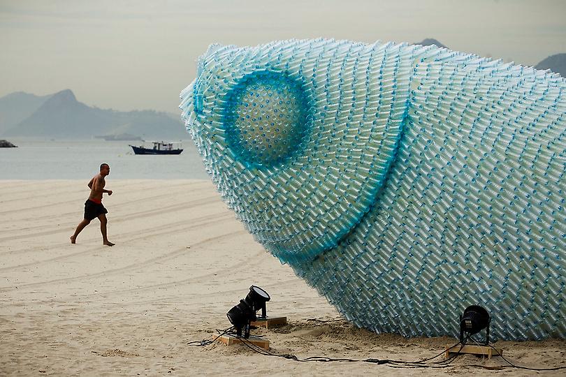 Peces hechos con botellas recicladas en Brasil