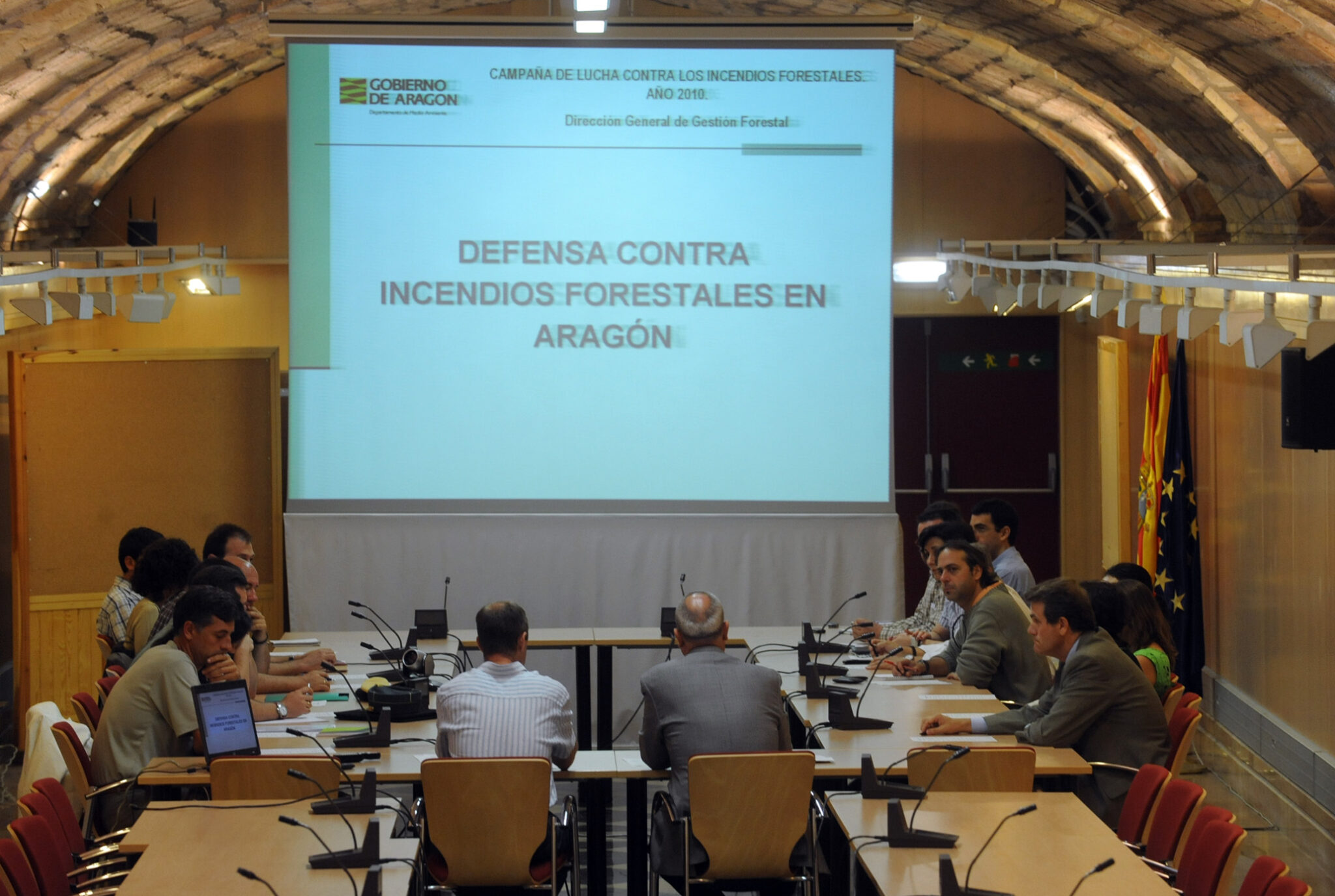 Alberto Contreras asiste a la reunión de coordinación entre las entidades implicadas en el operativo de extinción de incendios forestales