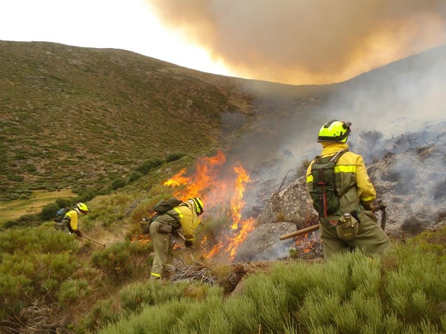 Un avión anfibio con base en Talavera la Real se desplaza al incendio de Melón (Orense)