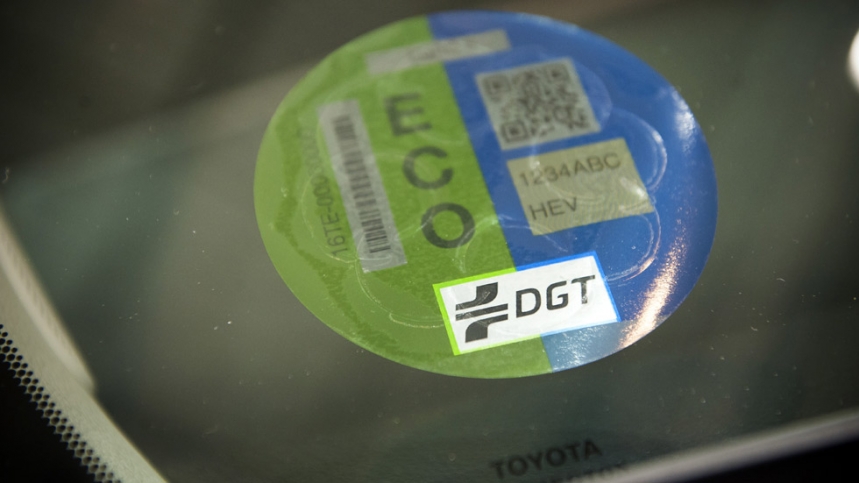 La DGT entrega distintivos a 100.000 propietarios de coches ECO