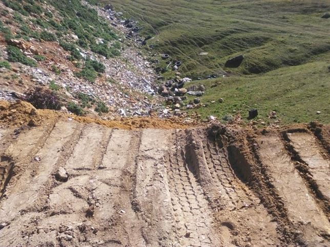 Vertidos ‘ilegales’ junto al cementerio de Carmona (Sevilla)
