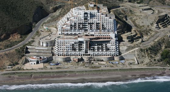 El ‘galimatías’ de El Algarrobico ahora para Septiembre