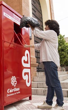 Cáritas Sevilla arranca una campaña de recogida y reciclaje de ropa usada