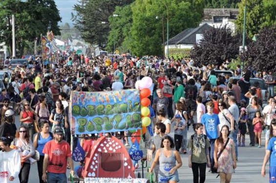 Argentina. Marcha multitudinaria de más de 10 mil personas por el agua en El Bolsón - Río Negro