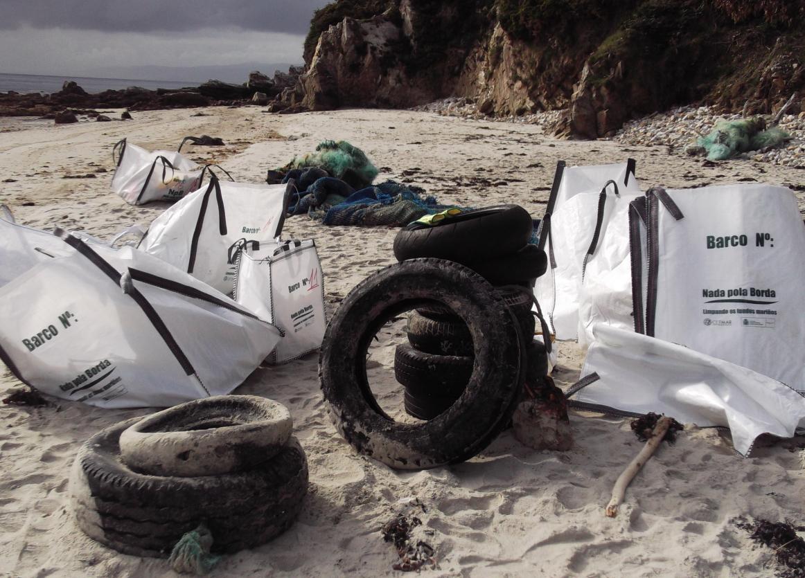Estudiantes gallegos se adelantan a la conmemoración del Día Mundial de los Océanos con la limpieza de una playa de Burela