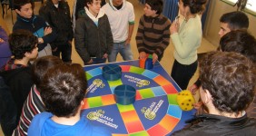 El juego gigante de los residuos llega al Ceip Plurilingüe O Grupo de Ribeira (Galicia)