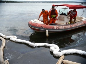 Bomberos tratan de contener mancha aceitosa en lago de Brasil