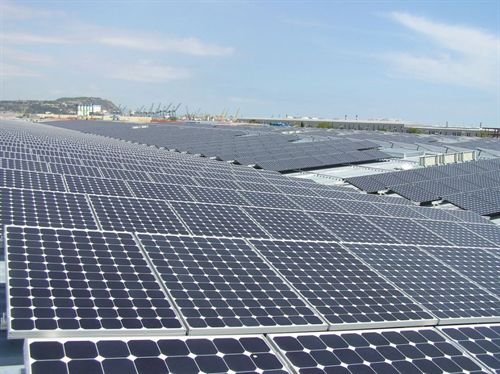 Zona Franca de Barcelona y Comsa Emte instalarán 12.000 placas fotovoltaicas en techos de naves industriales