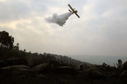 Un incendio arrasa más de 20 hectáreas en O Barco y el de la parroquia de Velle en Orense está extinguido
