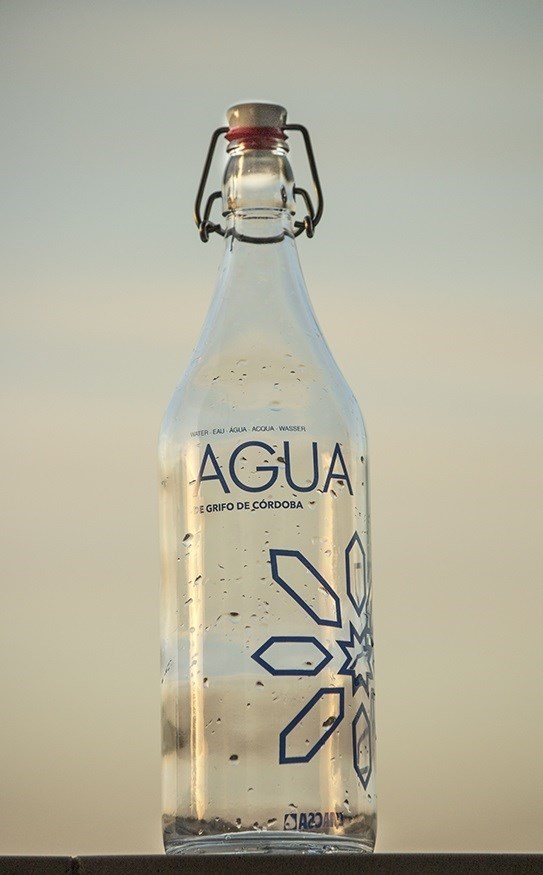 Emacsa distribuye este domingo en Córdoba de manera gratuita las botellas para el agua de grifo