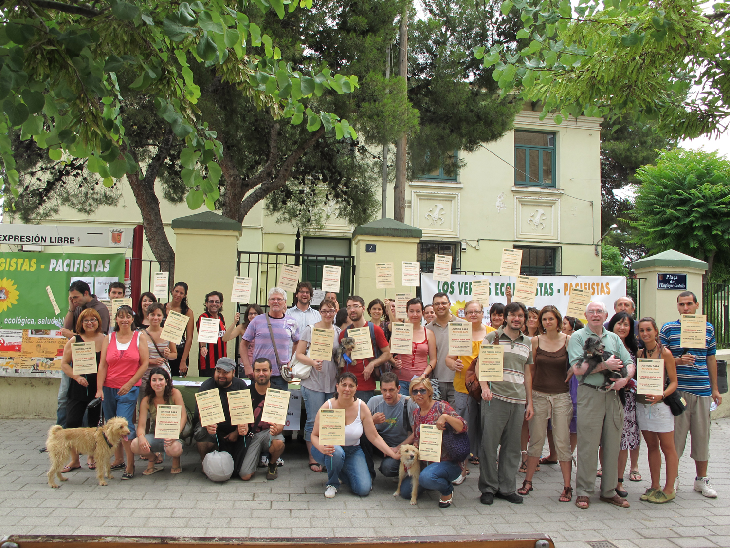Animalistas y Los Verdes protestan en Paterna contra el "pelotazo" del alcalde al conceder a dedo la gestión de la perrera a un grupo afín al PP