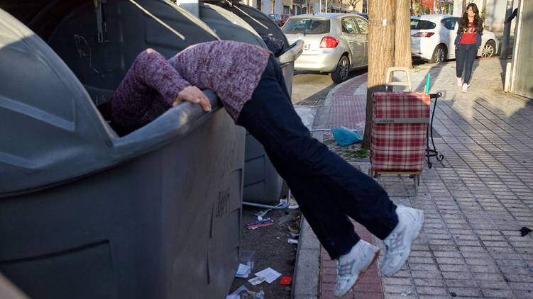 Sevilla retirará la sanción económica para personas que busquen en los contenedores para subsistir