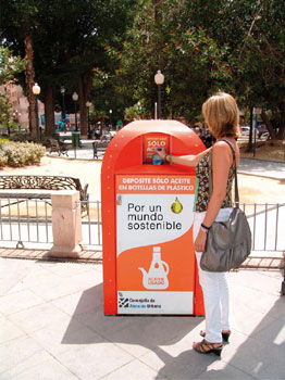 Málaga instala 100 contenedores para potenciar la recogida de aceite usado entre la población