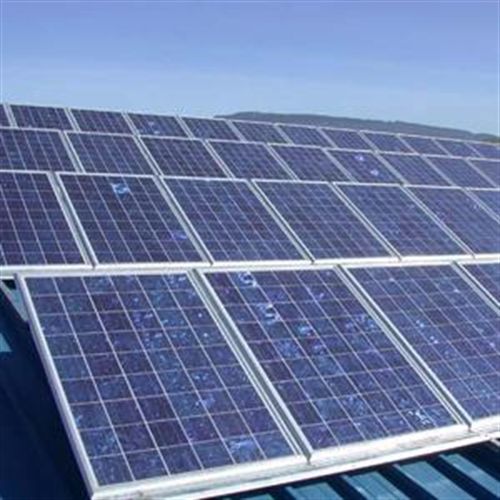 Productores de energía solar denuncian que el recorte de tarifa dispara el riesgo país y el paro