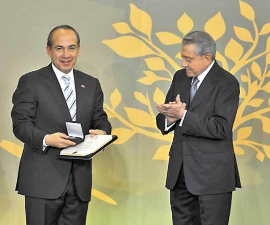 Recibe Calderón premio de ecología