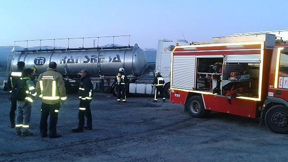Murcia. Un camión cisterna derrama ácido nítrico como consecuencia de una avería en Totana