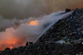 Persisten fuego y humo tóxico en vertedero de Panamá