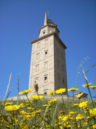 Escaladores de Greenpeace se descuelgan de la Torre de Hércules para pedir a la Unión Europea que salve las pesquerías