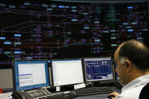 Especialista en el coche eléctrico visita el Centro de Control de Energías Renovables de REE