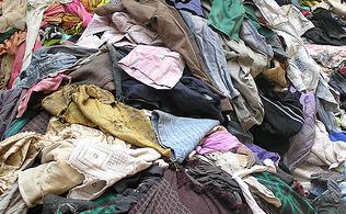 40 diseñadoras crean nuevos estilos con cuatro toneladas de ropa reciclada en Girona