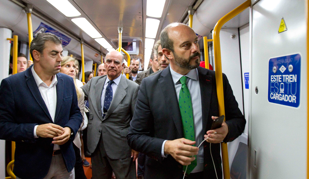 Metro Madrid pone en marcha un proyecto piloto para la recarga de móviles en trenes y andenes