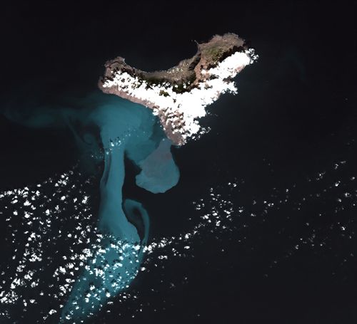 Desde el espacio se ve alejarse hacia el sur la mancha volcánica de El Hierro