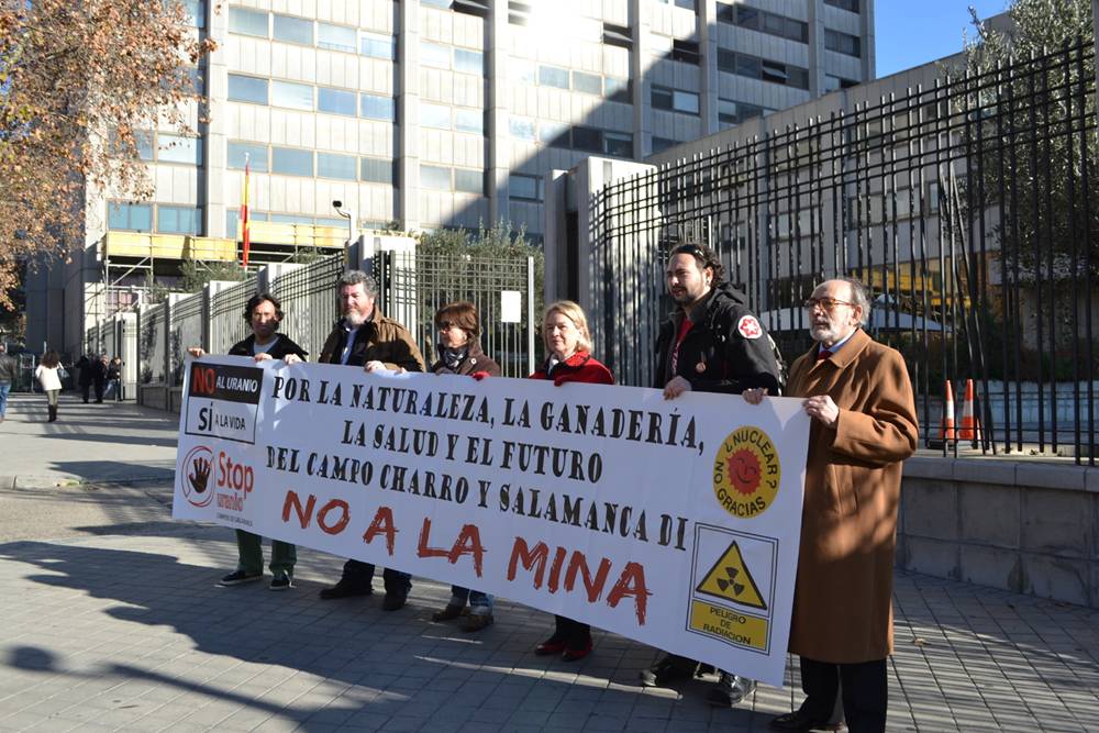 Entregadas 115.000 firmas contra la mina de Uranio ante el ministerio de Industria