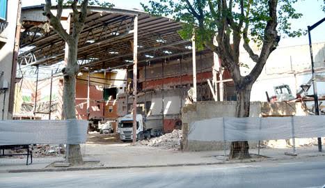 Ecologistas acusan mala praxis en la demolición con amianto de un antiguo cine de Reus