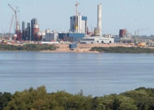 Argentina: Hace dos años que no se controla vertidos de celulosa contaminante sobre el río Uruguay