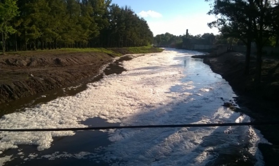 El Río Luján cubierto de espuma