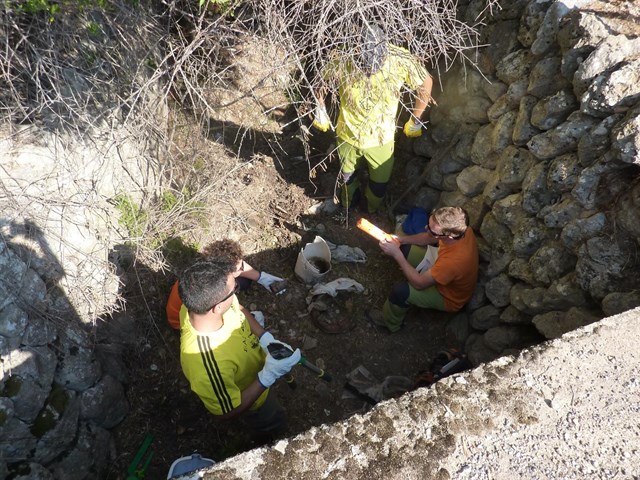 Una decena de barranquistas se implican en la retirada de residuos en el torrente de ses Olives