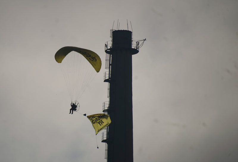 Activistas de Greenpeace han sobrevolado Garoña