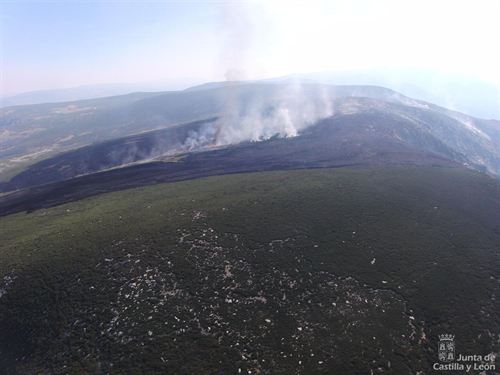 Controlado el fuego provocado por un rayo en Navalonguilla (Ávila)