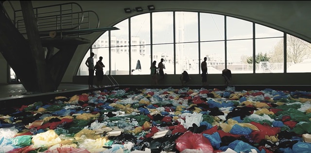 Qué pasaría si le hacemos a una piscina lo que los humanos le hacen al océano (Mira este escandaloso VIDEO)
