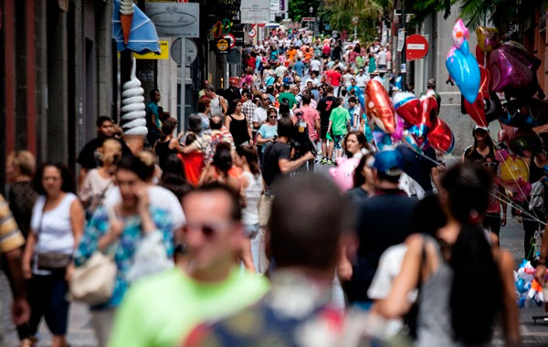 El Gobierno afirma que las prospecciones beneficiarán al turismo canario por el gasto de trabajadores y familiares…