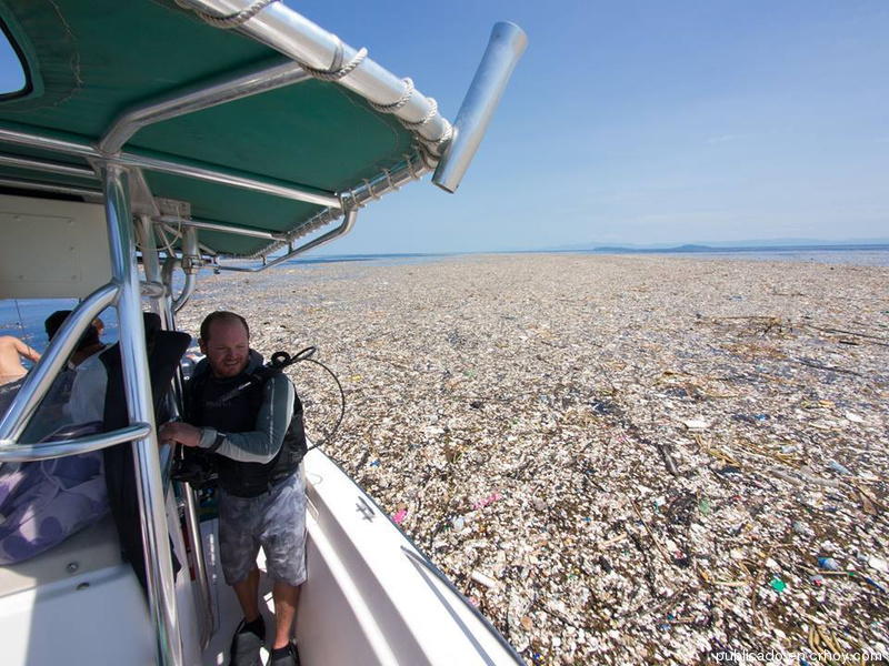 ¡Terrible! Alertan sobre mar de plástico frente a costa hondureña