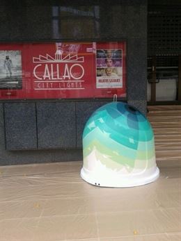 Un contenedor para vidrio o una obra de arte