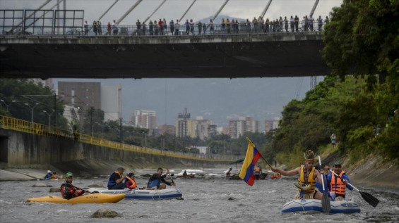 Colombia. Activistas navegaron el río Medellín para denunciar contaminación
