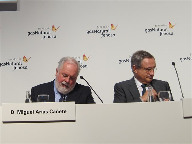 Arias Cañete ve falta de ambición de los Estados miembro en legislar la electromovilidad