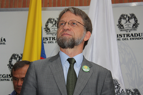 Las encuestas señalan a Mockus como ganador de las elecciones en Colombia