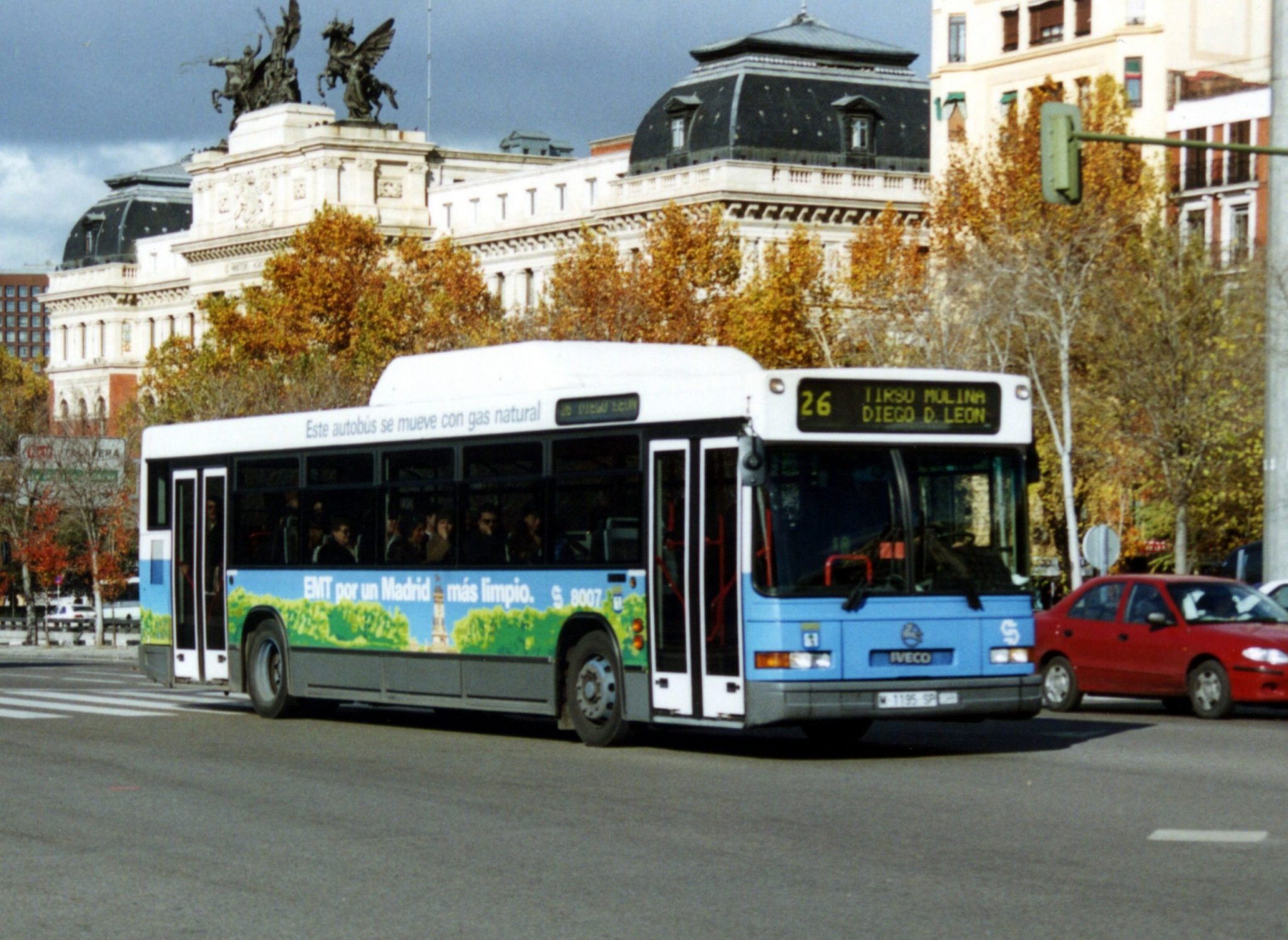 El Ayuntamiento sustituirá autobuses de la EMT por otros menos contaminantes y ampliará los carriles-bus