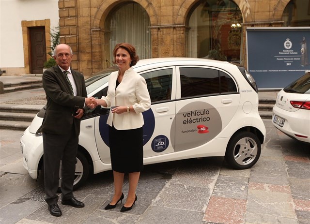 La Fundación EDP cede cuatro vehículos de energías alternativas a la Fundación Princesa de Asturias