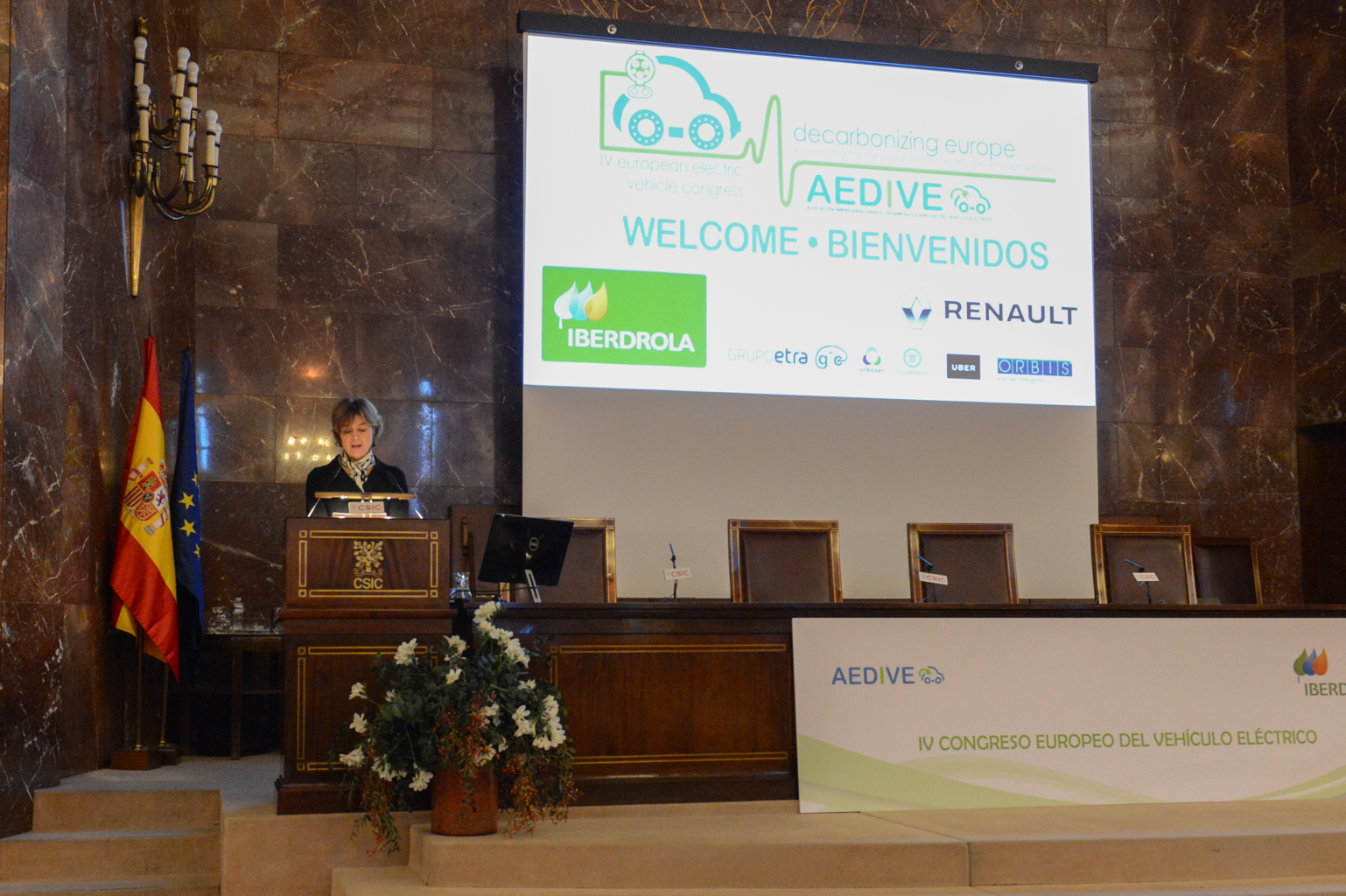 García Tejerina: “El vehículo eléctrico está llamado a ser una pieza fundamental de la movilidad sostenible”